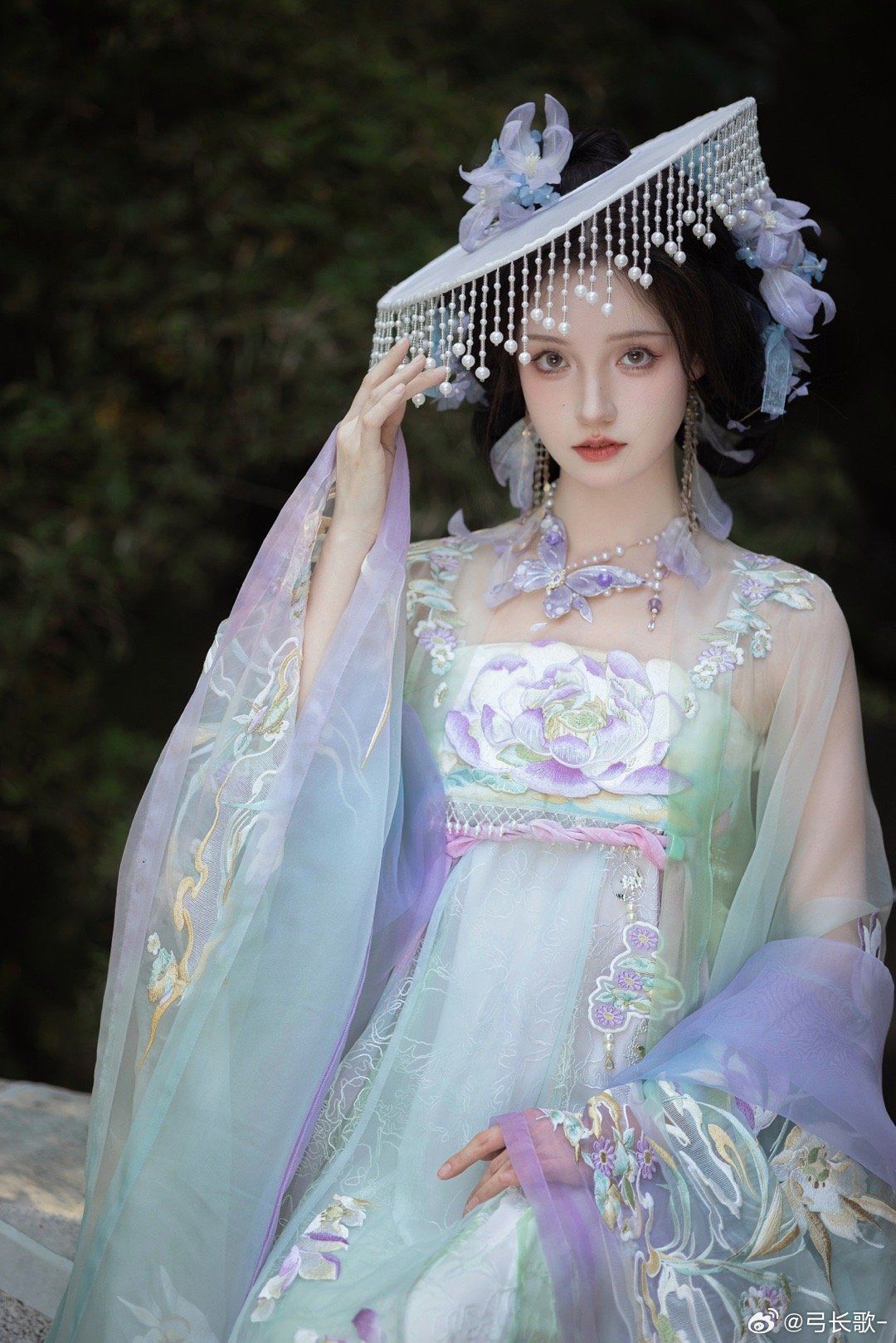 The Enchantment of Blue and White:A Long Cheongsam Journey in the World of Blue-Flower Porcelain The Enchantment of Blue and White:A Long Cheongsam Journey in the World of Blue-Flower Porcelain