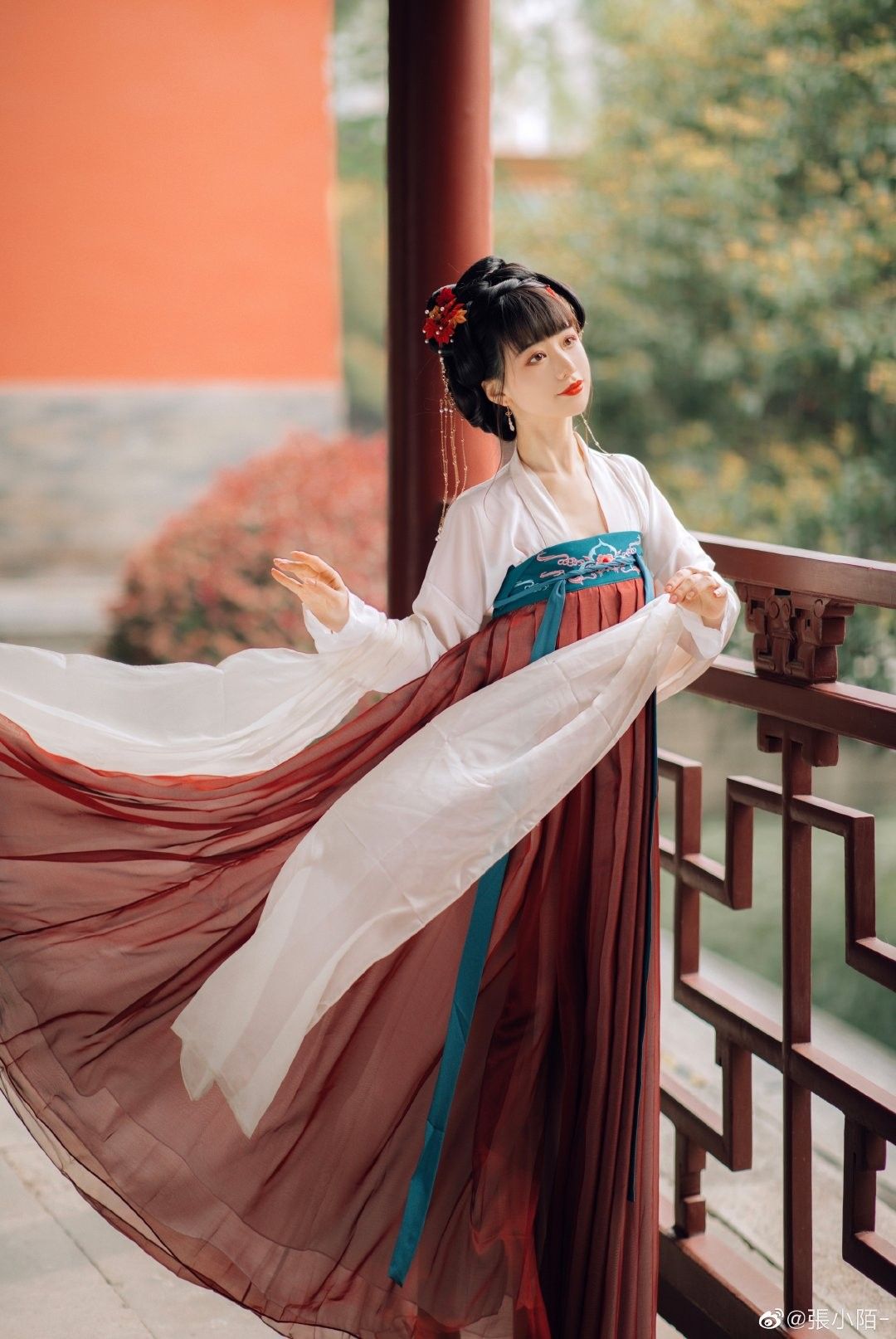 The Elegance of Cheongsam Women:Chinese Traditional Style and Revival of Vintage Charm The Elegance of Cheongsam Women:Chinese Traditional Style and Revival of Vintage Charm