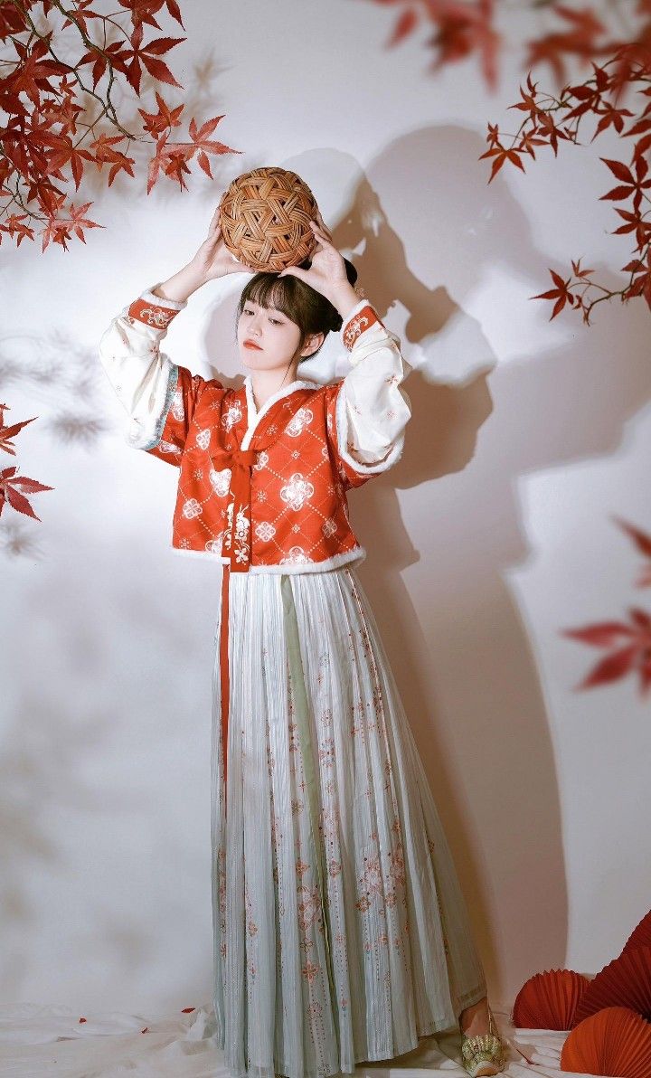 The Evolution of the Classic Cheongsam:A Neck-Strap Modified Qipao The Evolution of the Classic Cheongsam:A Neck-Strap Modified Qipao