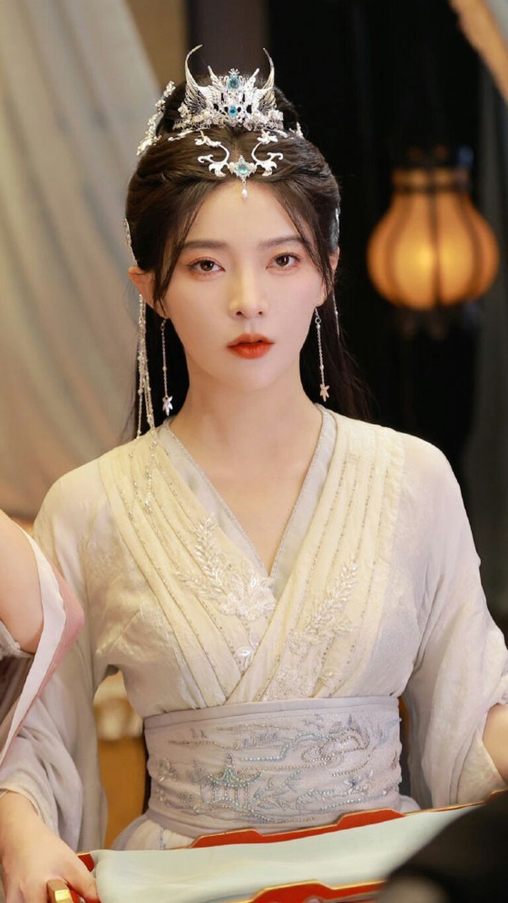 The Evolution of Traditional Chinese Wedding Headdresses in Hanfu Bridal Fashion