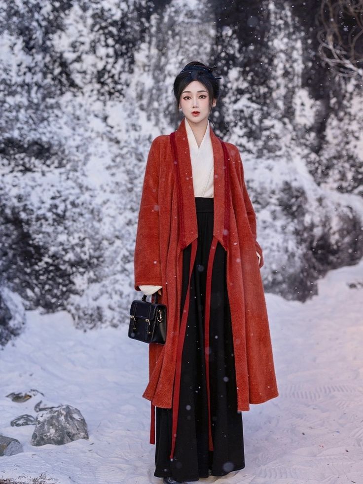 Spring and Autumn Qipao for Petite Figures:A Guide to Styling and Selection