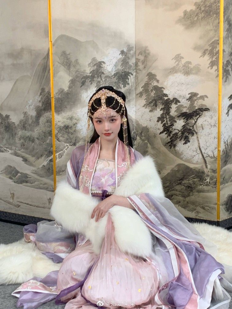 Embracing Tradition:Silk Cheongsam in Hangzhou