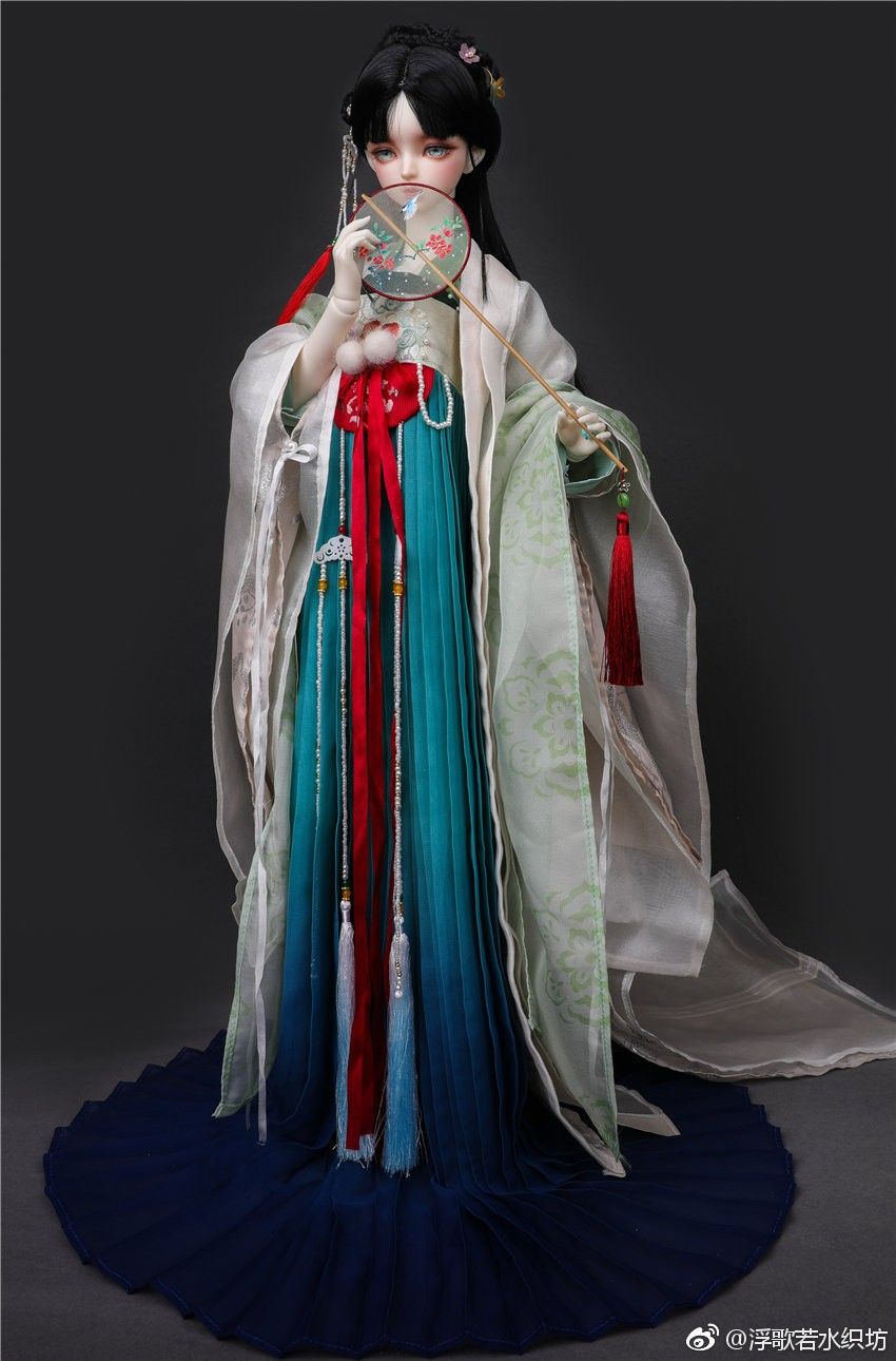 Embracing Modernity in Traditional Chinese Cheongsam:The Art of Carving and Emptiness Embracing Modernity in Traditional Chinese Cheongsam:The Art of Carving and Emptiness