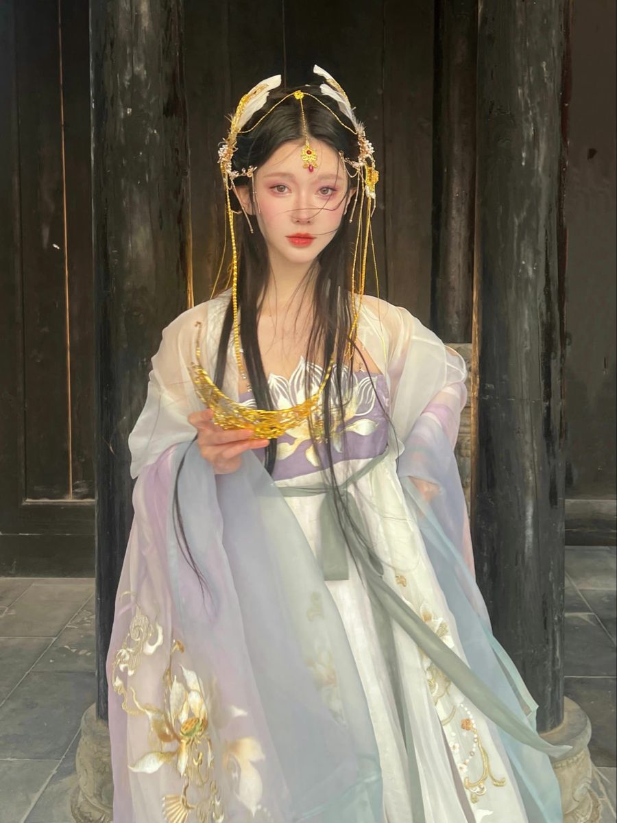 The Evolution of Chinese-Style Modified Cheongsam:A Tale of a Mid-Length Qipao Blouse The Evolution of Chinese-Style Modified Cheongsam:A Tale of a Mid-Length Qipao Blouse
