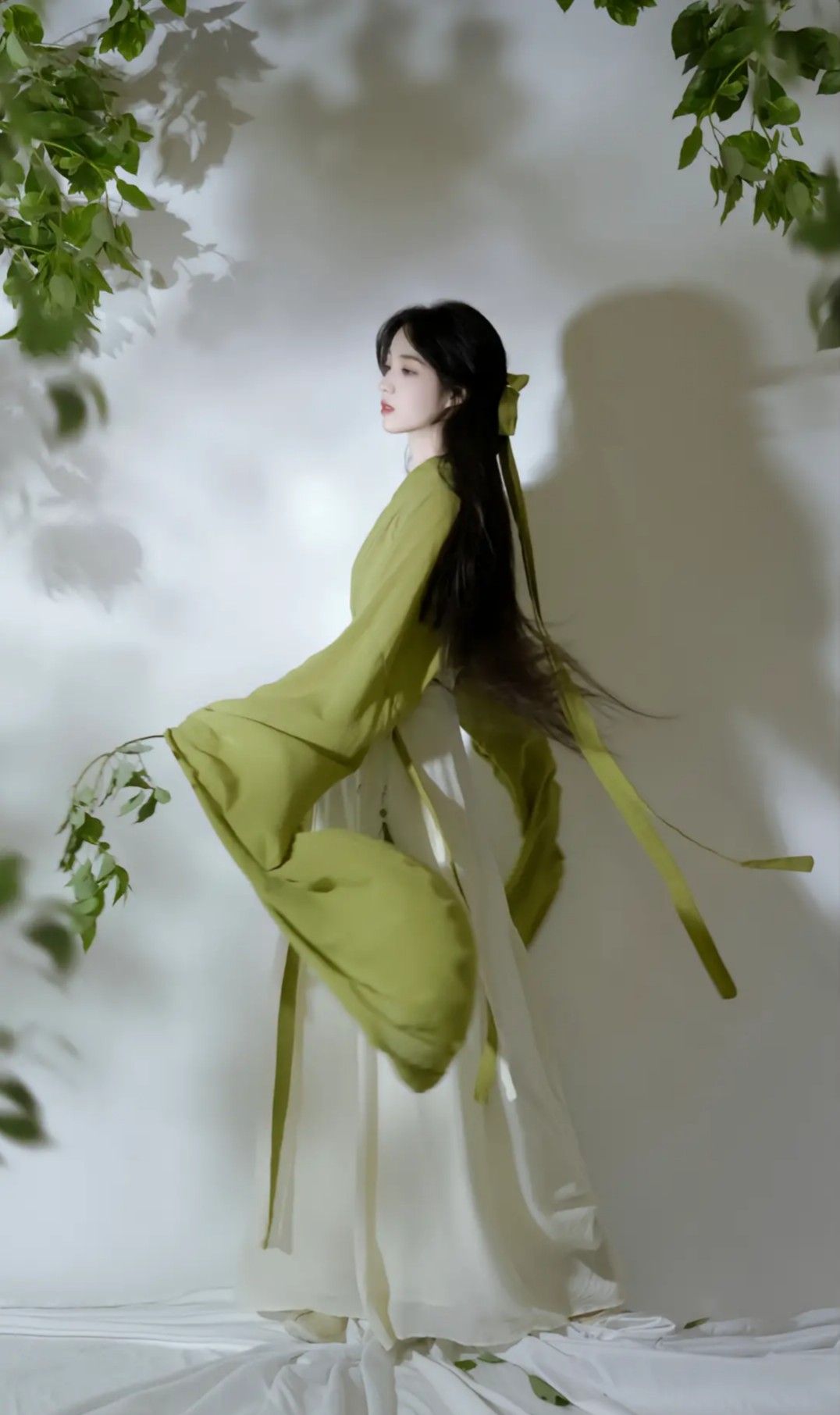 The Enchanting World of a Qiao Han Girl in Qin Dynasty Costume