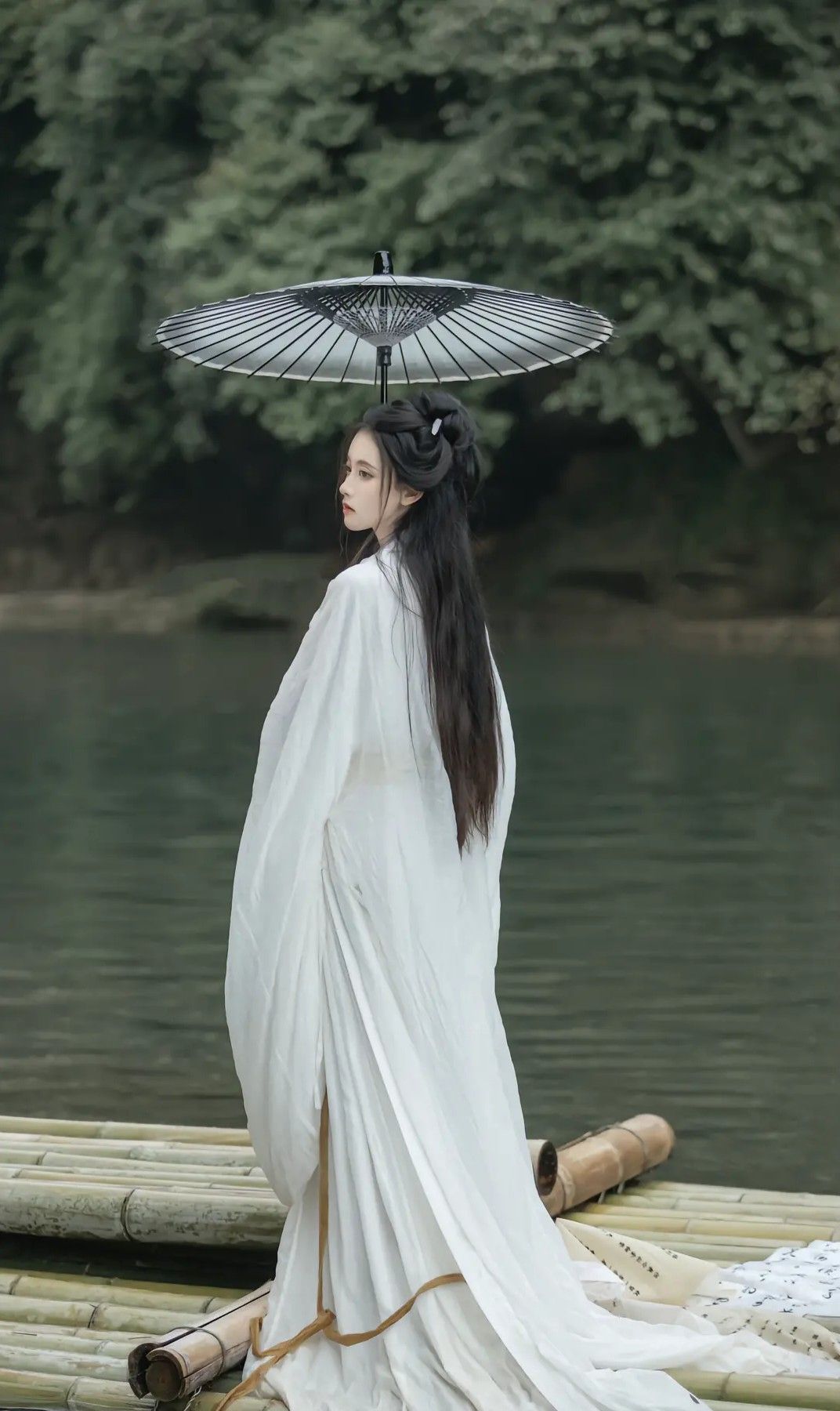 Displaying Modern Chinese Fashion:The Evolution of新中式服装陈列架
