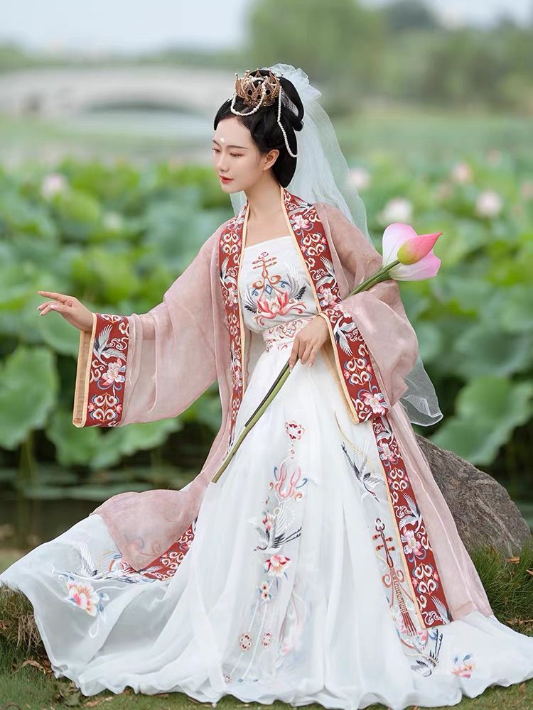 The Evolution of Traditional Qipao into Modern Bride’s Cheongsam Dress
