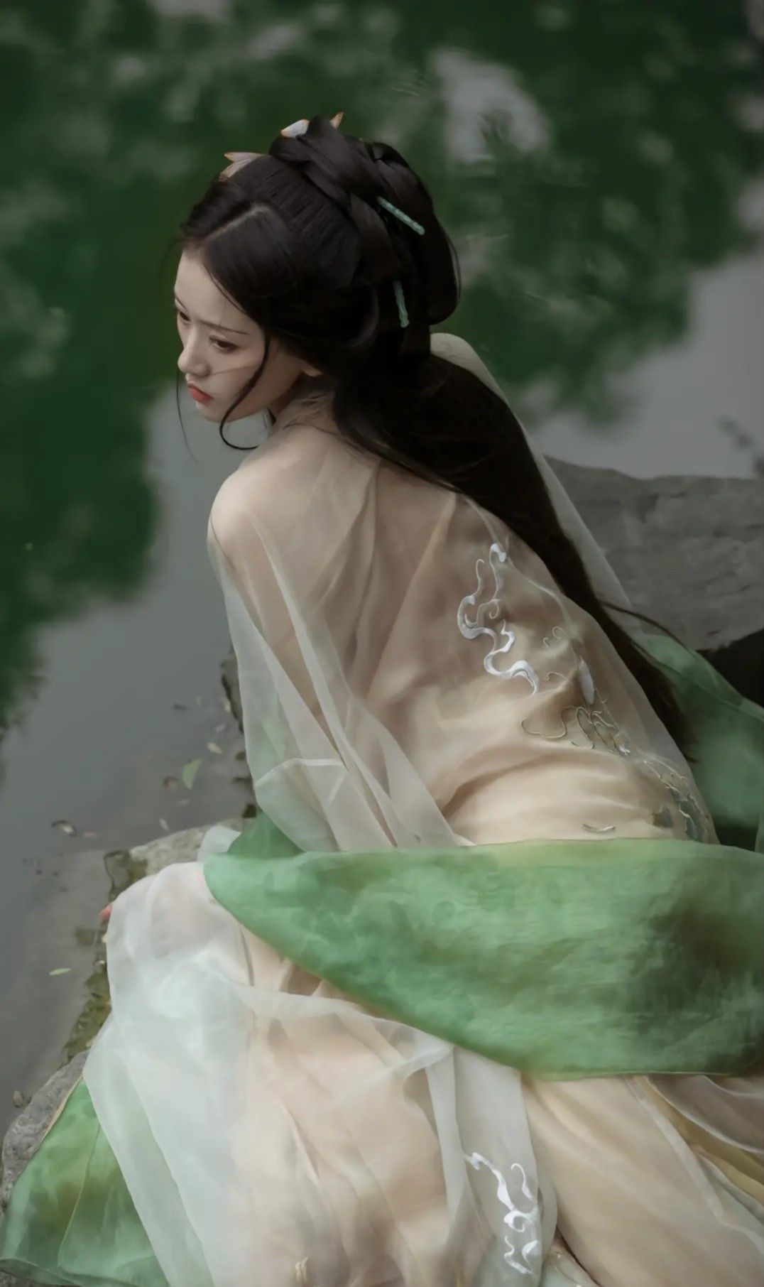 The Cultural Significance of仙鹤图案 in Cheongsam Design:A Blend of Tradition and Elegance The Cultural Significance of仙鹤图案 in Cheongsam Design:A Blend of Tradition and Elegance
