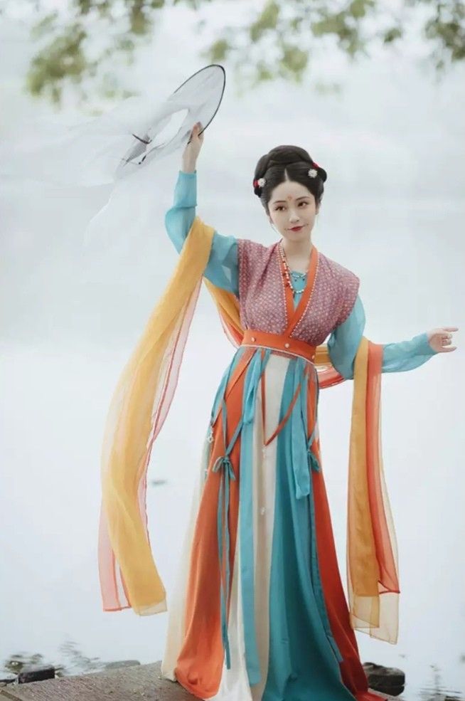 The Splendor of White Jin-Style Hanfu:A Journey into Traditional Chinese Elegance