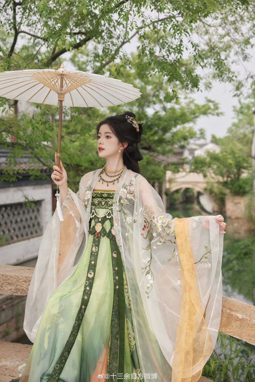 The Splendid Red Horseface Skirt with Golden Embroidery
