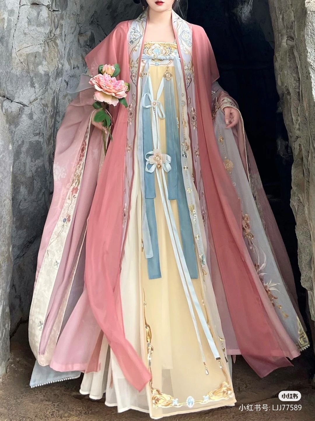 Elegant High-End Cheongsam with Sleek Mid-Length Arms