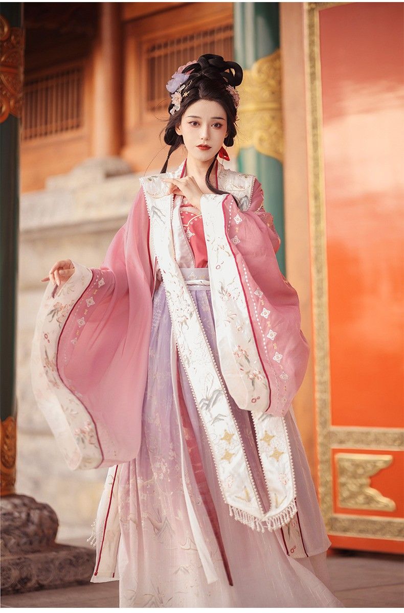 The Splendor of Youth in Traditional Hanfu:A Journey into the Age of Doudouhua The Splendor of Youth in Traditional Hanfu:A Journey into the Age of Doudouhua