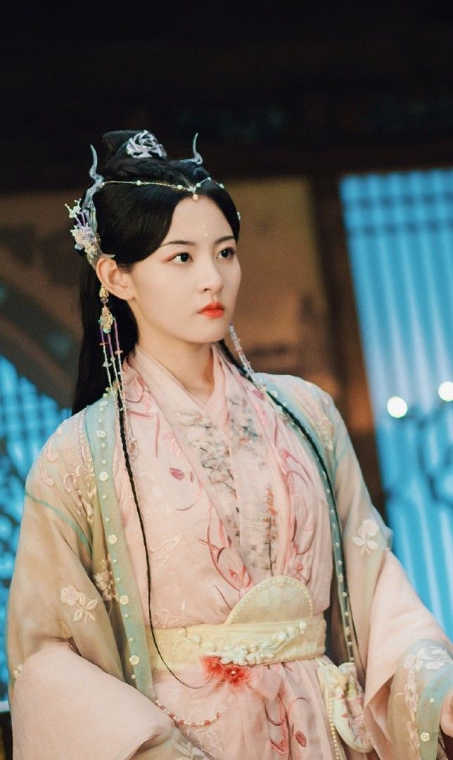 Red Qipao:Embracing Traditional Chinese Style with Modern Twist