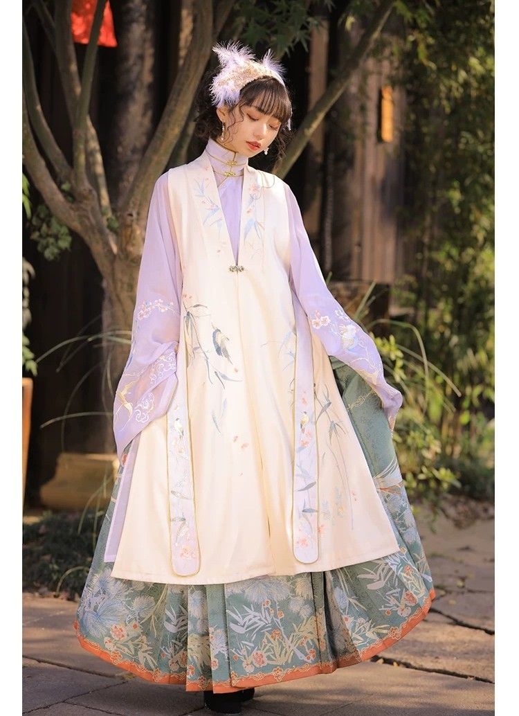 The Elegance of White Form-fitting Cheongsam:A Cultural Icon of Traditional Chinese Fashion The Elegance of White Form-fitting Cheongsam:A Cultural Icon of Traditional Chinese Fashion