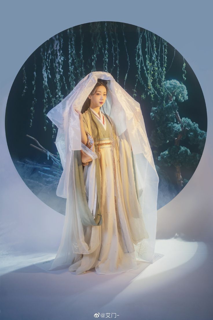 Autumn Elegance in Song-Style Hanfu:A Journey into Traditional Chinese Beauty