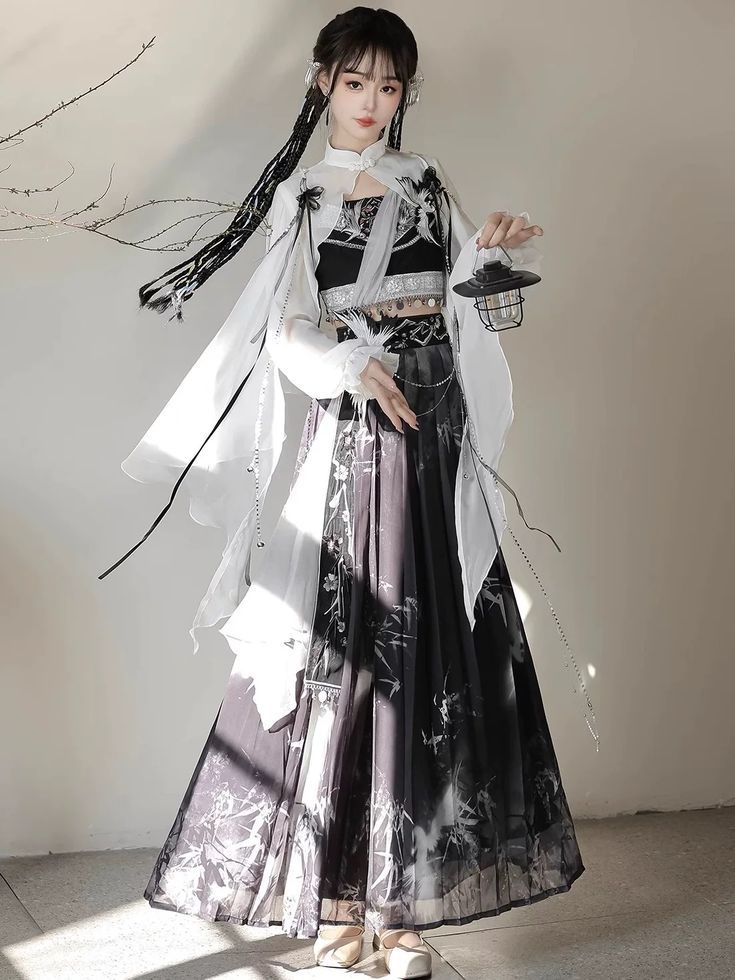 Tall and Elegant:The Rise of Hanfu Fashion for Tall Individuals Tall and Elegant:The Rise of Hanfu Fashion for Tall Individuals