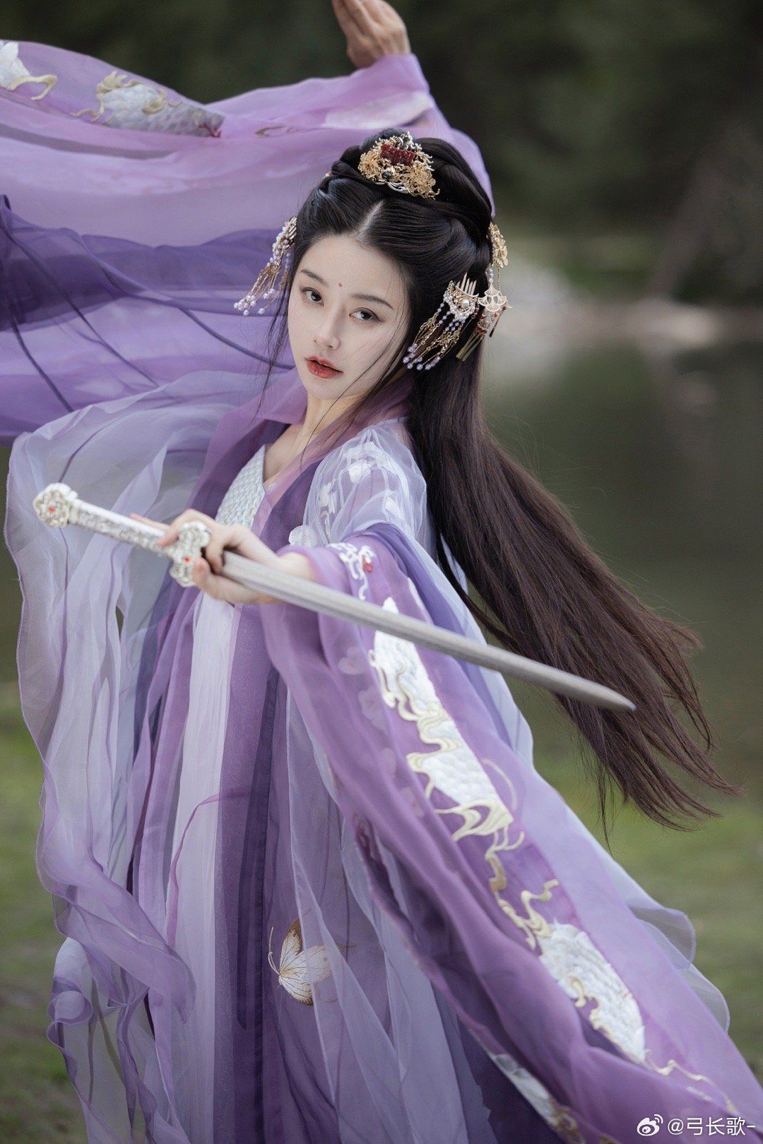 Embracing the Modern Chinese Style:Innovations in Qipao for Spring-Summer
