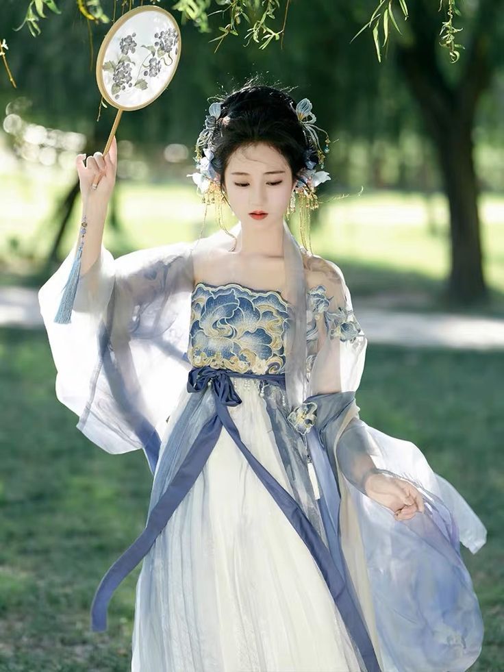 Winter Hanfu Skirt with Horseface Design:A Guide to Traditional Winter Clothing in Chinese Fashion