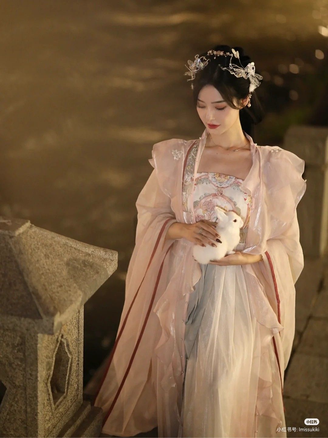 Modern Commuter Dress with Traditional Hanfu Elements:A Blend of Fashion and Heritage Modern Commuter Dress with Traditional Hanfu Elements:A Blend of Fashion and Heritage