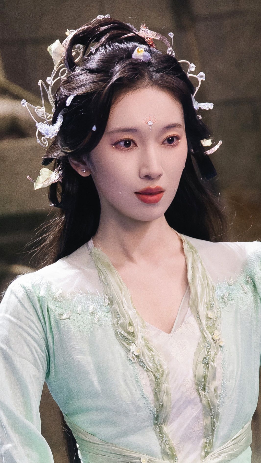 Embracing Modernity in Traditional Elegance:The New-Age Sleeveless Cheongsam