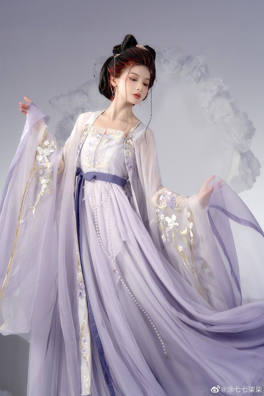 Maternal and Child Harmony in Traditional Hanfu Costumes:A Spring and Autumn Story