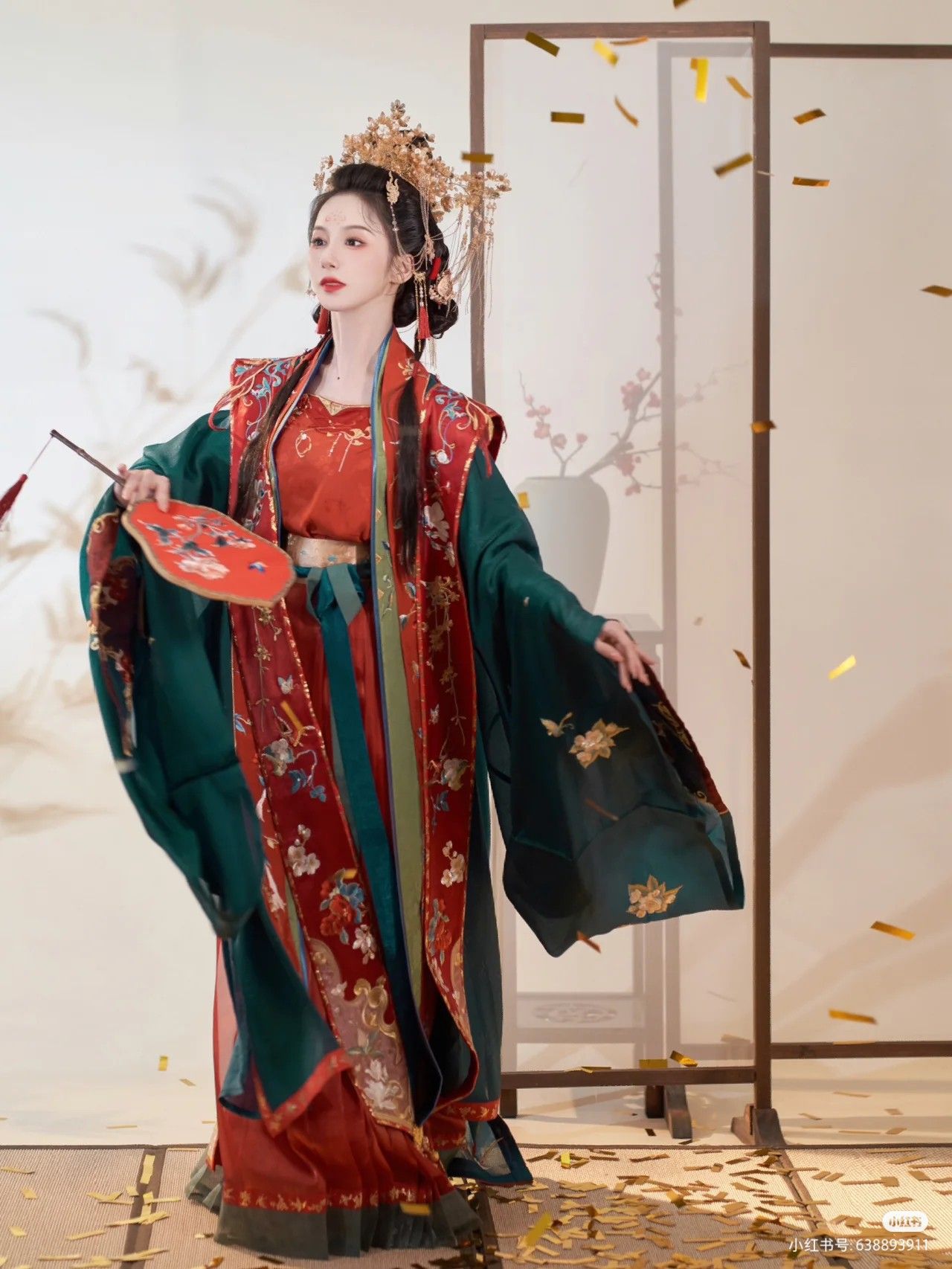 The Blue Chequered Qipao and Red Shawl:A Cultural Exploration