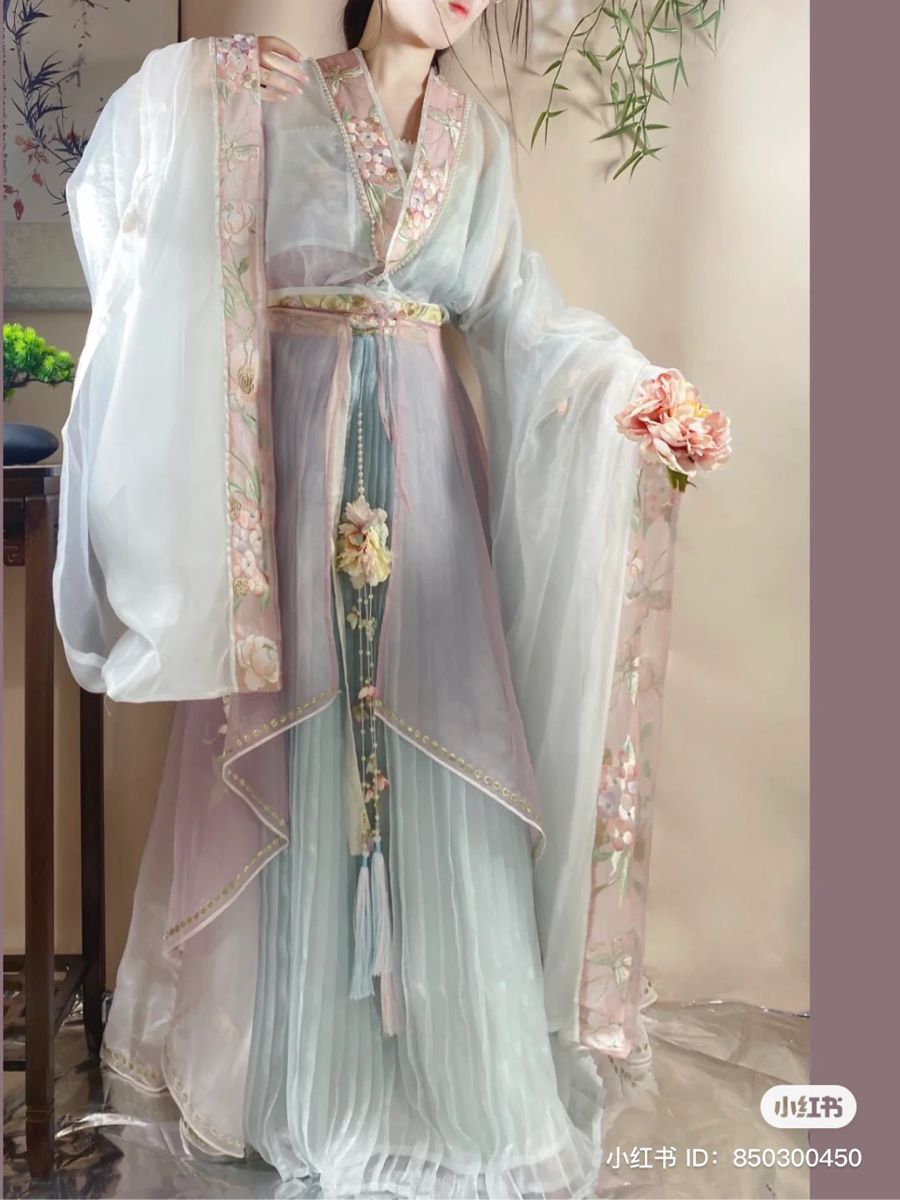The Splendor of West Queen in Hanfu Fashion