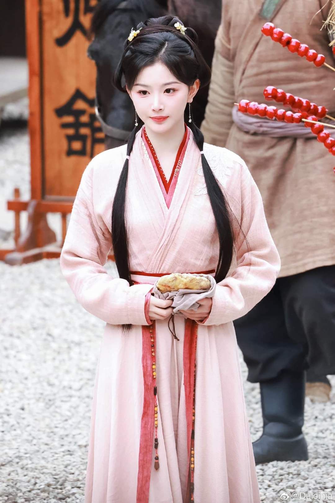 The Rise of Hanfu Fashion:A 13-Year-Old Girls Journey into Traditional Chinese Elegance