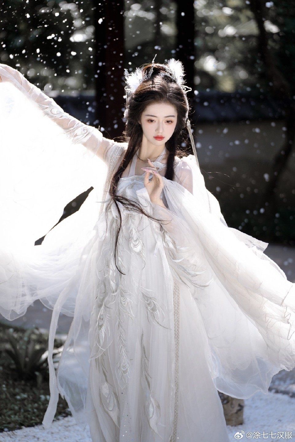 The Rise of Cultural Fusion:Hanfu Gowns and High Heels A 5cm Journey into Fashions New Frontier