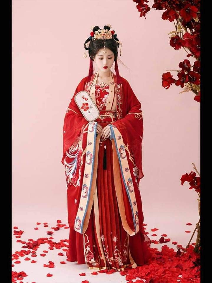 Green Hills and the Hidden Charm of Hanfu:A Journey into Traditional Chinese Clothing