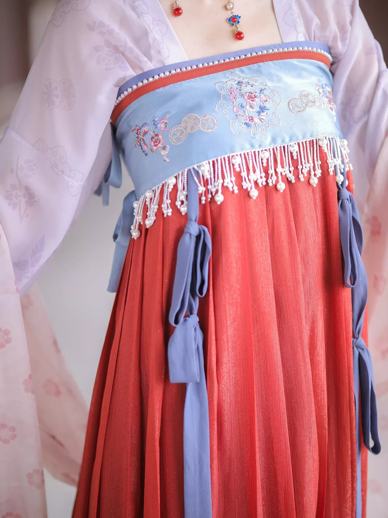 Embroidered Cheongsam for the Petite Figure:A Blend of Tradition and Fashion Embroidered Cheongsam for the Petite Figure:A Blend of Tradition and Fashion