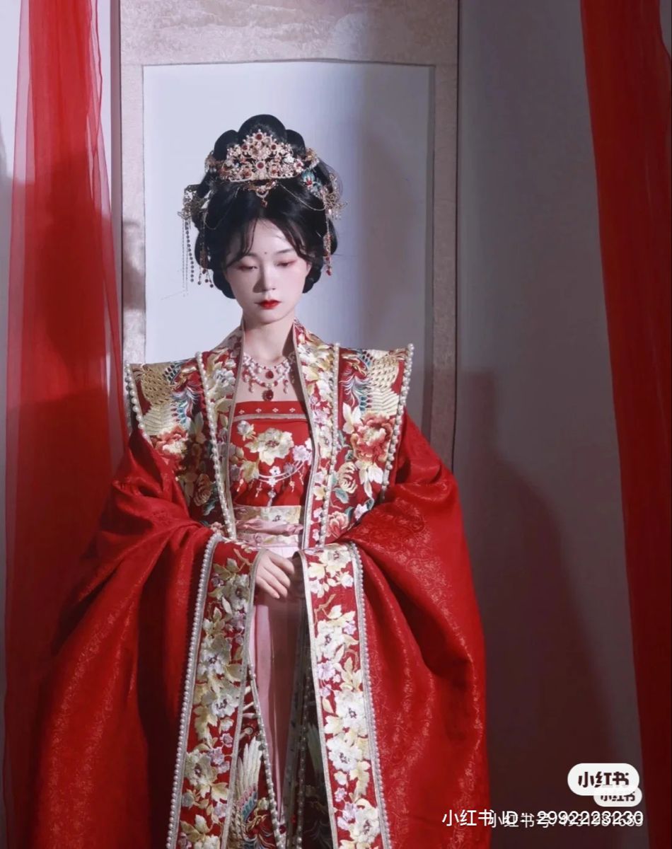 The Story of a Joyful Mother-in-Laws Wedding Banquet in a Silk Cheongsam with a Velvet Touch The Story of a Joyful Mother-in-Laws Wedding Banquet in a Silk Cheongsam with a Velvet Touch