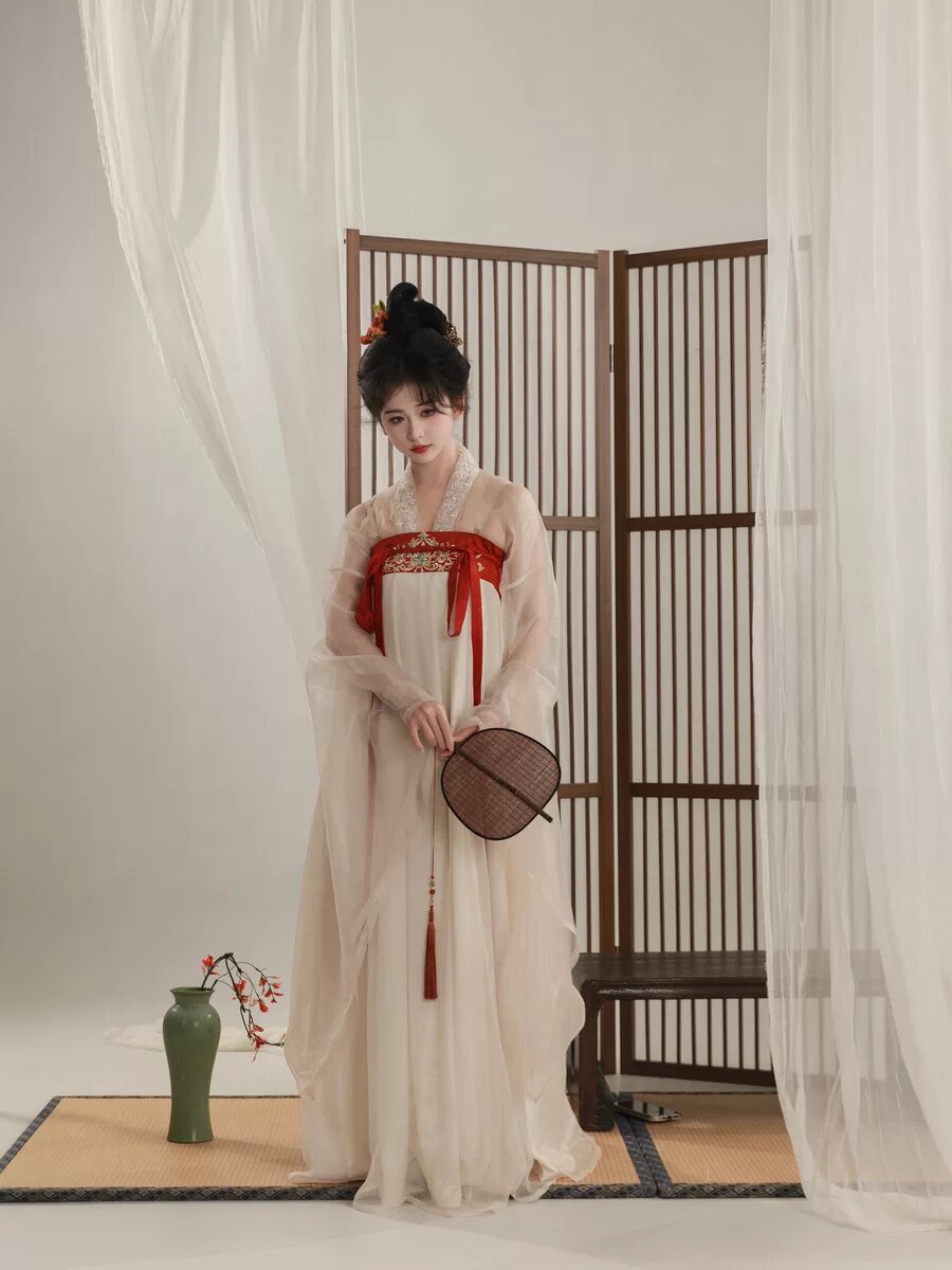 Youthful Elegance of a Two-Piece Qipao:A Fashionable Update on Traditional Elegance