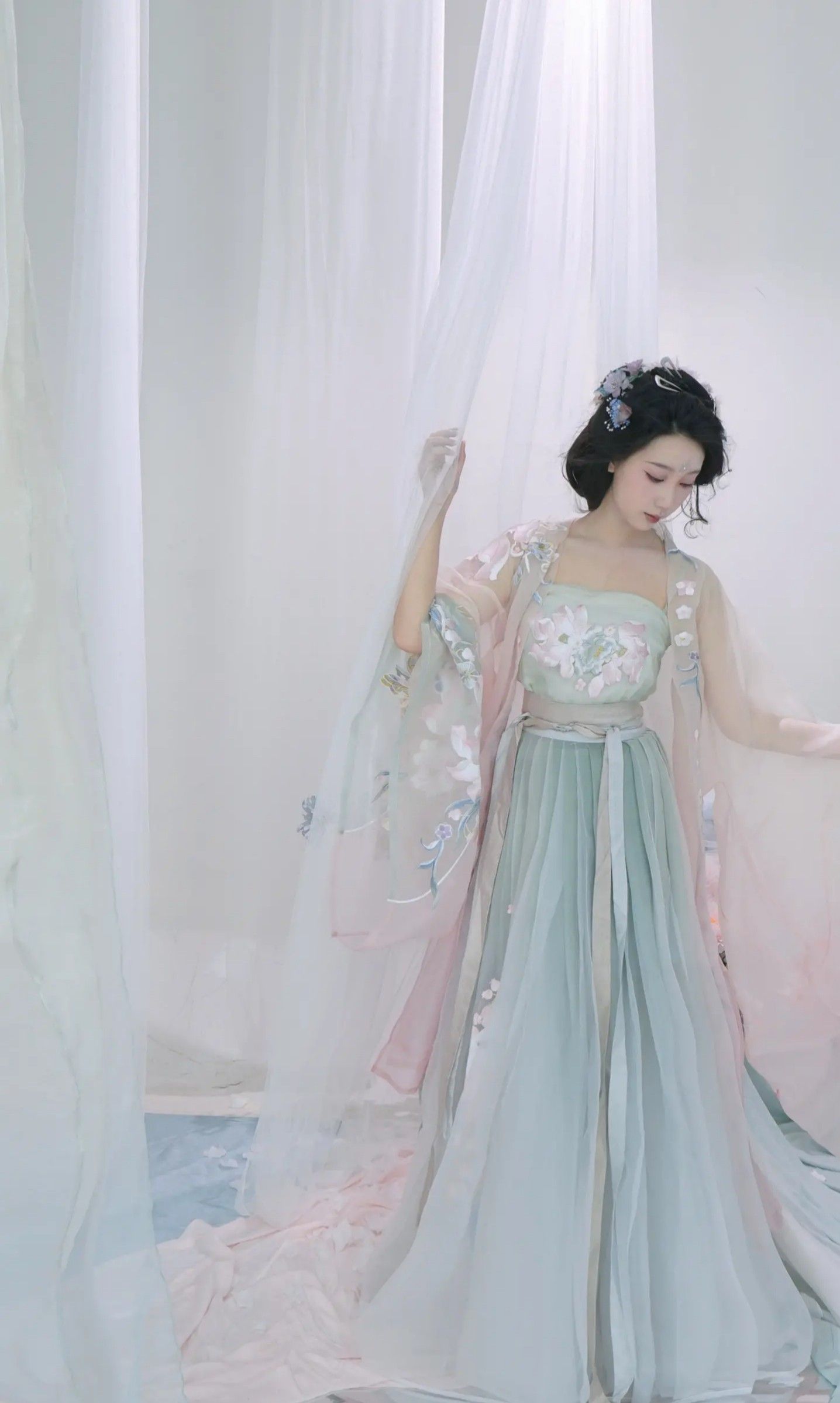 Youthful Cheongsam Styles:A Guide to Hide the Belly