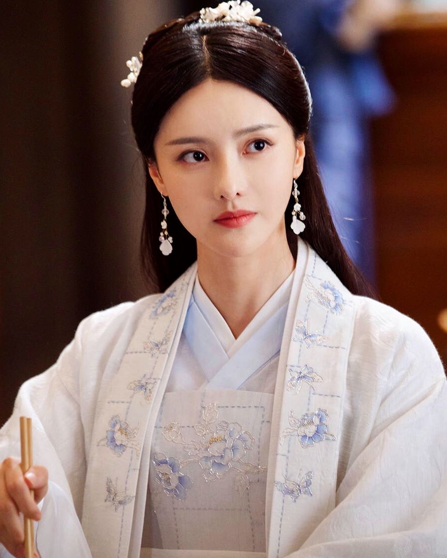 Plus Size Winter Hanfu Fashion for Curvier Girls