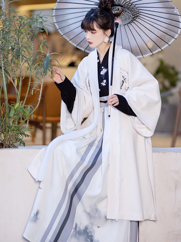 The Intricate Charm of Cheongsams Hidden Lingerie:The Inner Layer of the Slit-Skirt The Intricate Charm of Cheongsams Hidden Lingerie:The Inner Layer of the Slit-Skirt