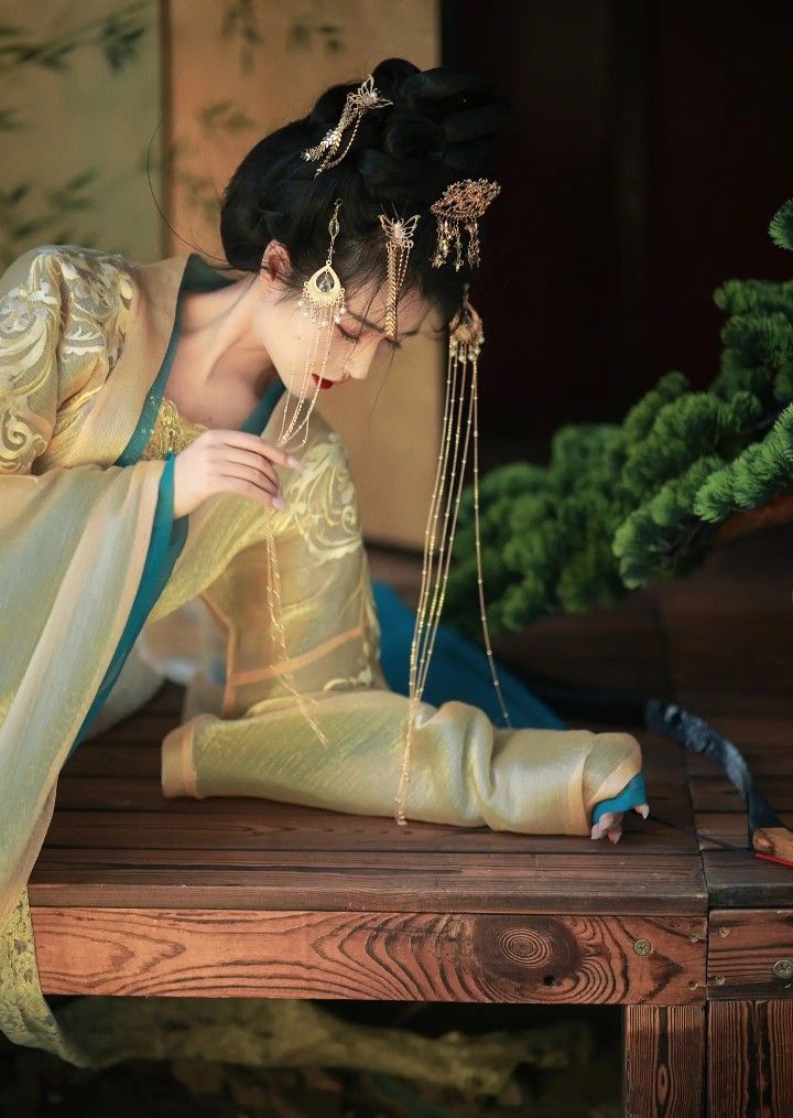 The Splendor of a Red Hanfu Ensemble:A Cultural Journey in Traditional Elegance