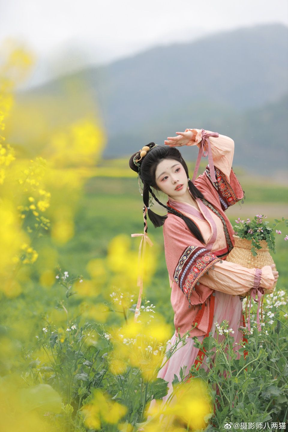 The Splendid Journey into the Past:Exploring the Traditional Costume of Xian Xian Qixia Chuan III