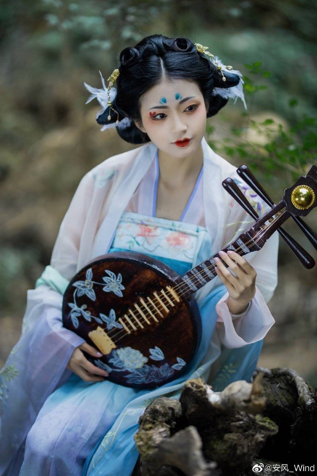 The Rise of Cheongsam and Fan Icons:Online Fashion Icons Embracing Traditional Chinese Elegance