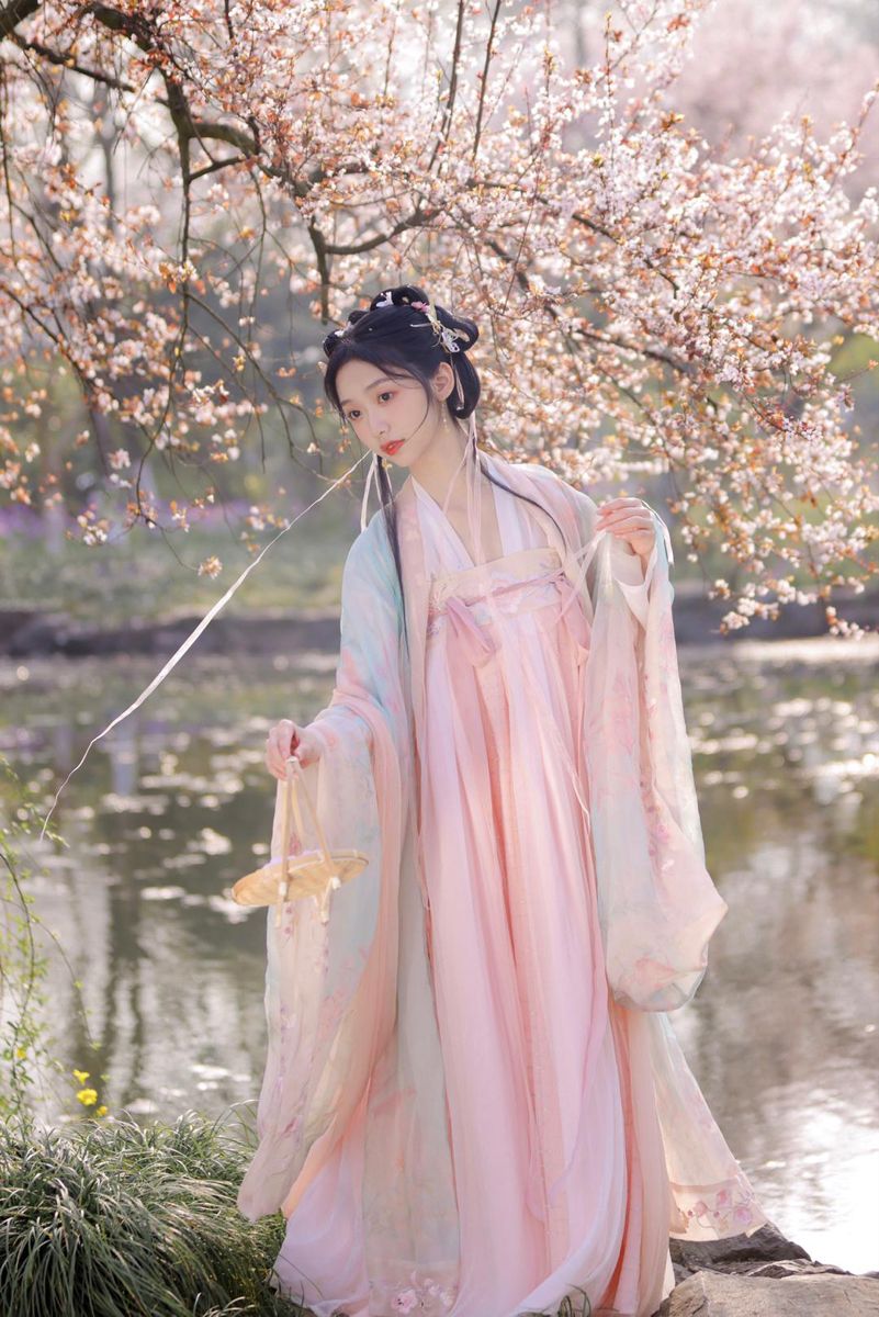 Oceanic Elegance:The Revival of Hanfu Qiyao in Modern Times Oceanic Elegance:The Revival of Hanfu Qiyao in Modern Times