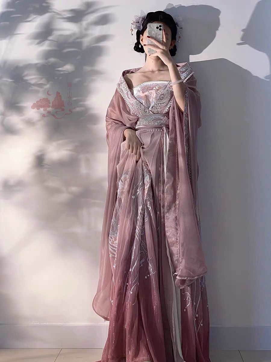 Reinventing the Cheongsam:The Modernized Qipao Jacket Reinventing the Cheongsam:The Modernized Qipao Jacket