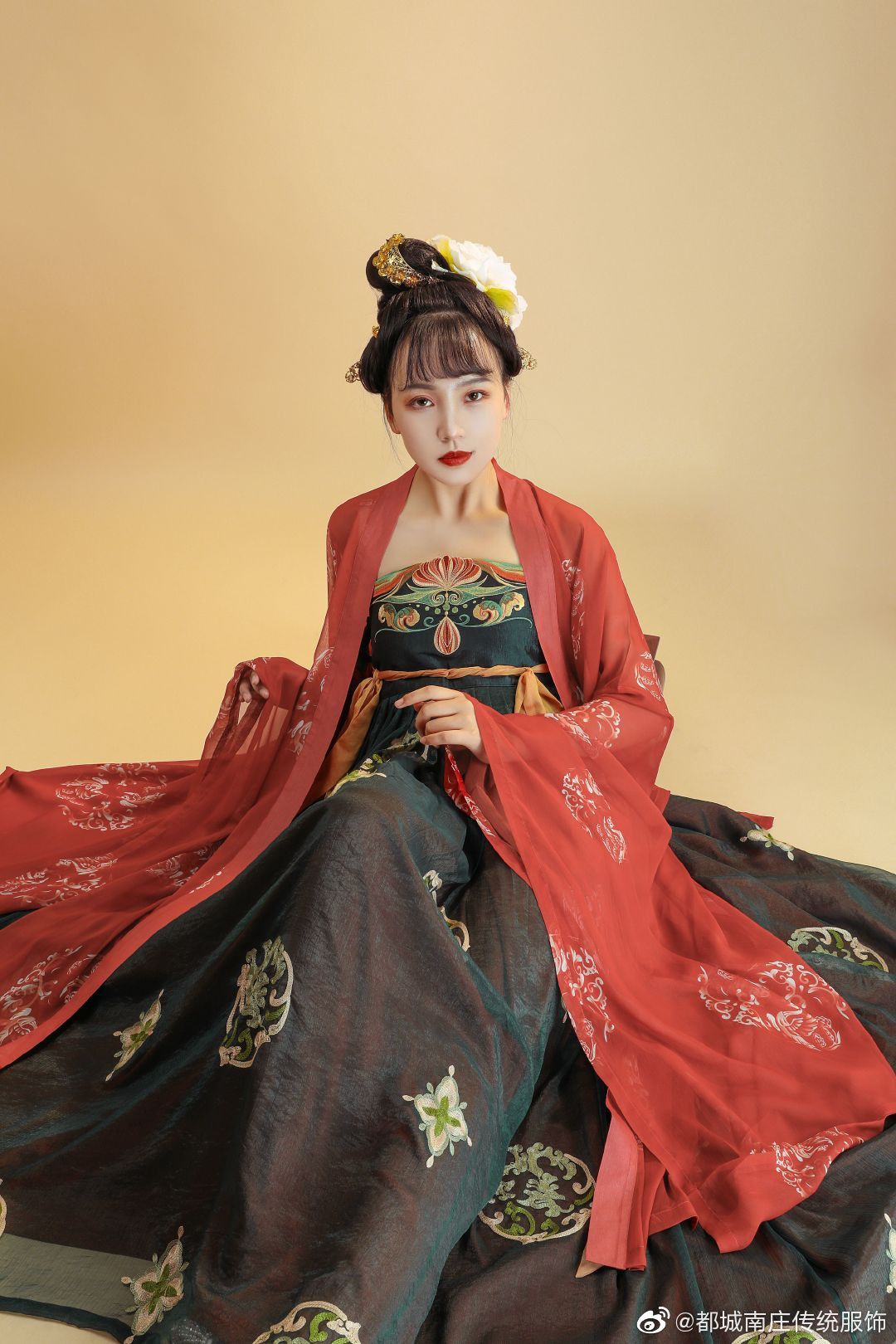 The Elegance of Qipao Jackets Overcoat Layering:A Fashionable Blend of Traditional and Modern The Elegance of Qipao Jackets Overcoat Layering:A Fashionable Blend of Traditional and Modern