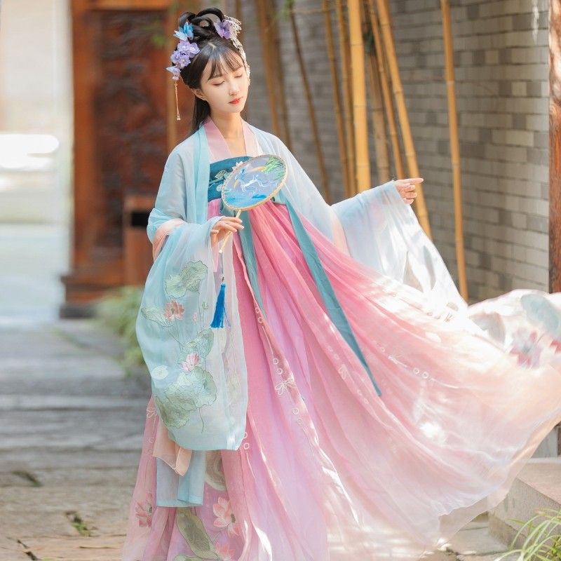 Female General in Traditional Hanfu Costume:A Glimpse into the Past and Present