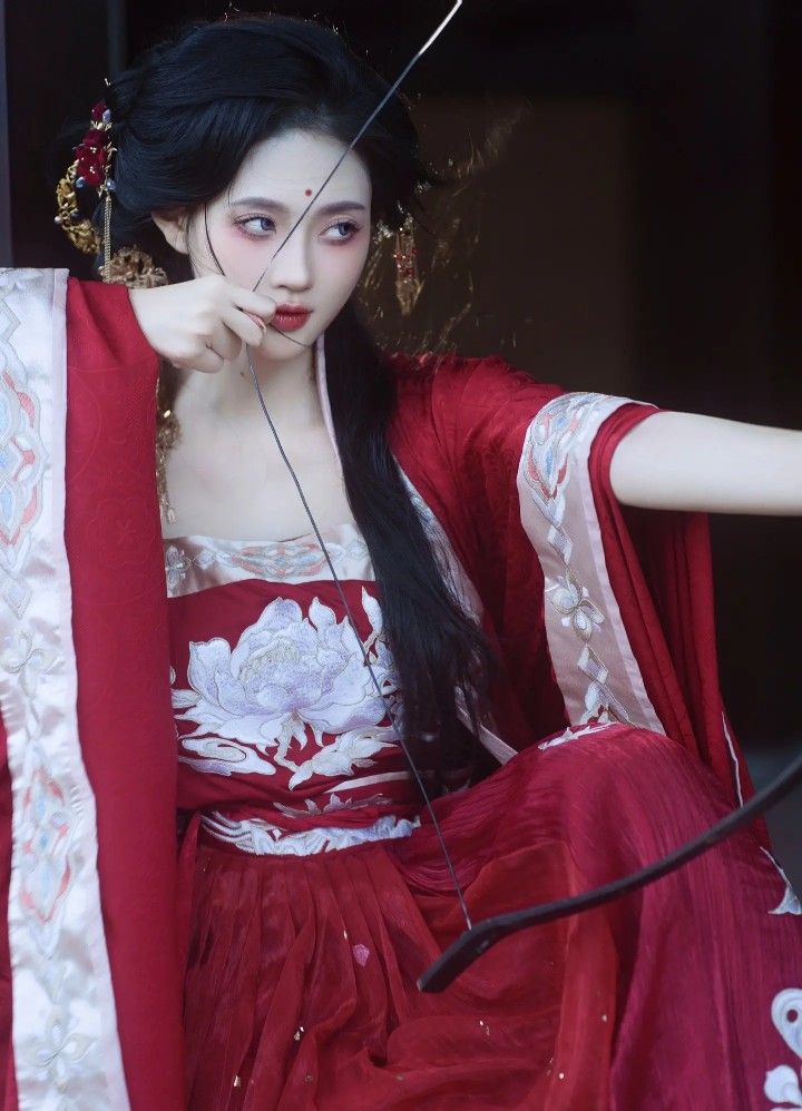 The Splendor of Hanfu:Women in Han and Tang Dynasty Costumes