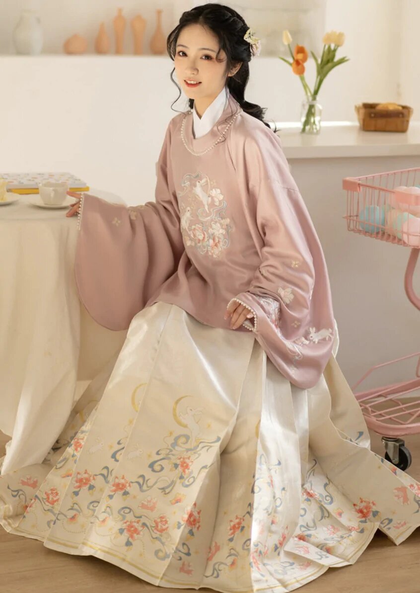 The Sisterly Elegance of Bridesmaid Qipao in Traditional Chinese Attire The Sisterly Elegance of Bridesmaid Qipao in Traditional Chinese Attire