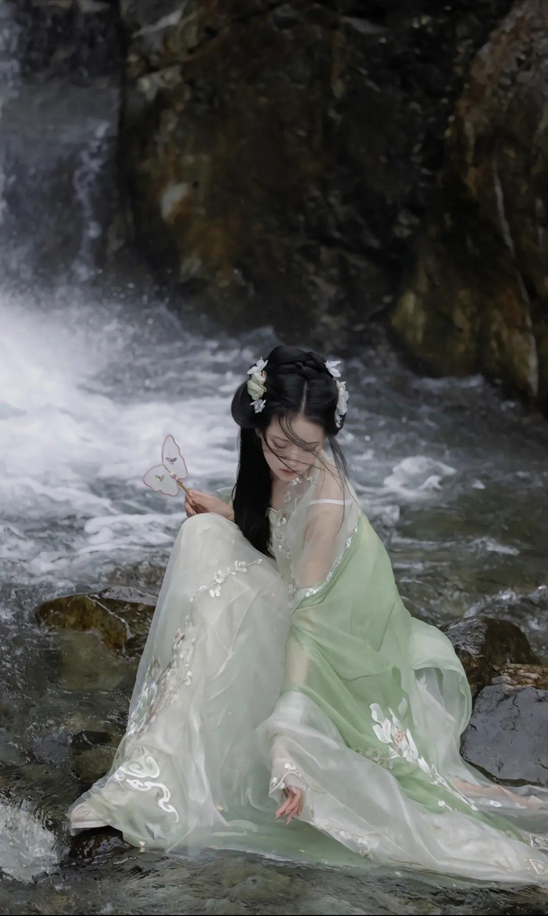 The Revival of Traditional Cheongsam with Reversed Big Sleeve and盘扣细节