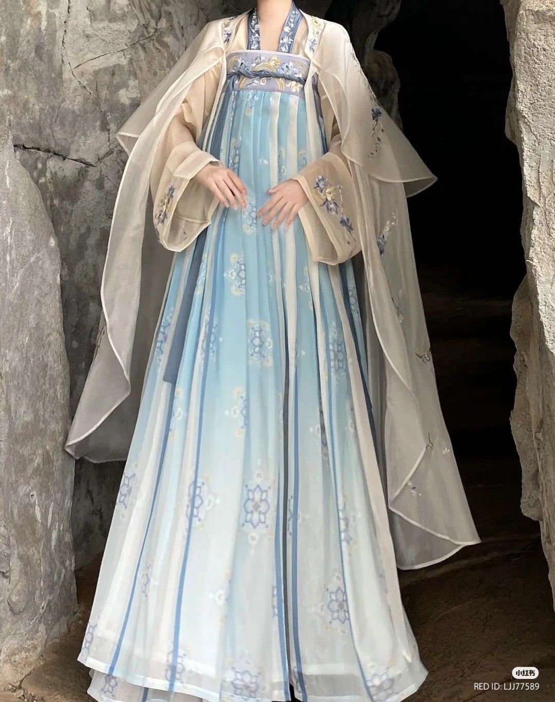 Revisiting the Splendor of Hanfu through Ancient Dreams