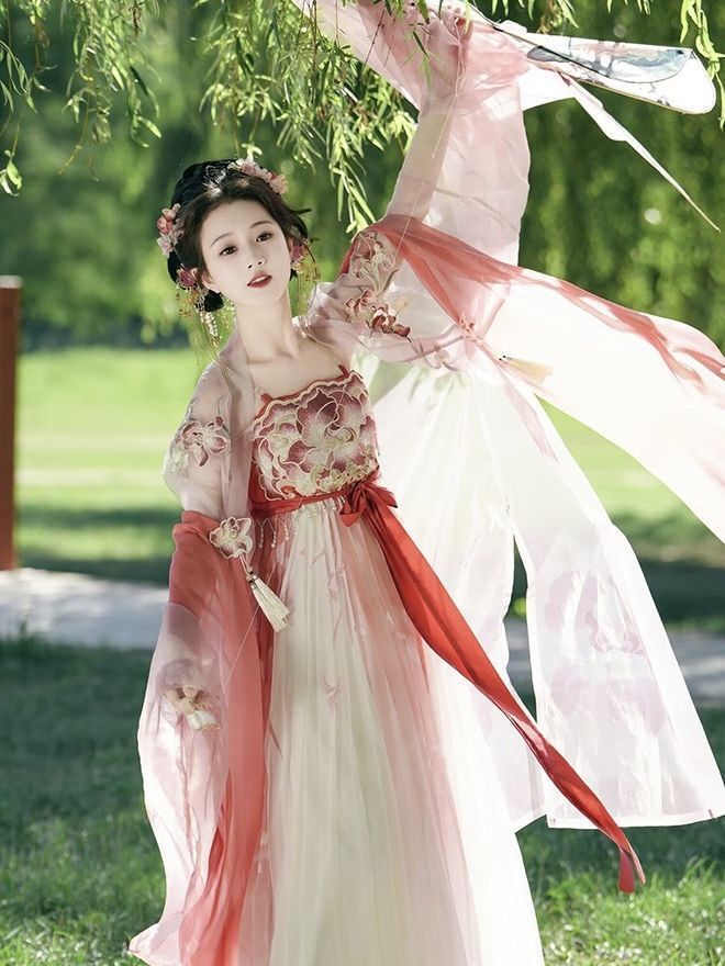 The Charm of Plumed Skirt and White Blouse:A Cultural Icon in Traditional Chinese Fashion