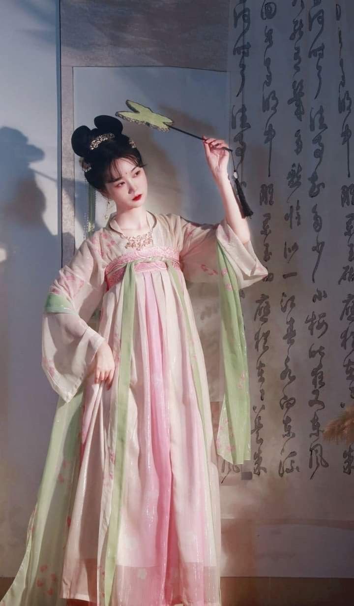 The Enchantment of Nightclub-Style Cheongsam Beneath the Sheets
