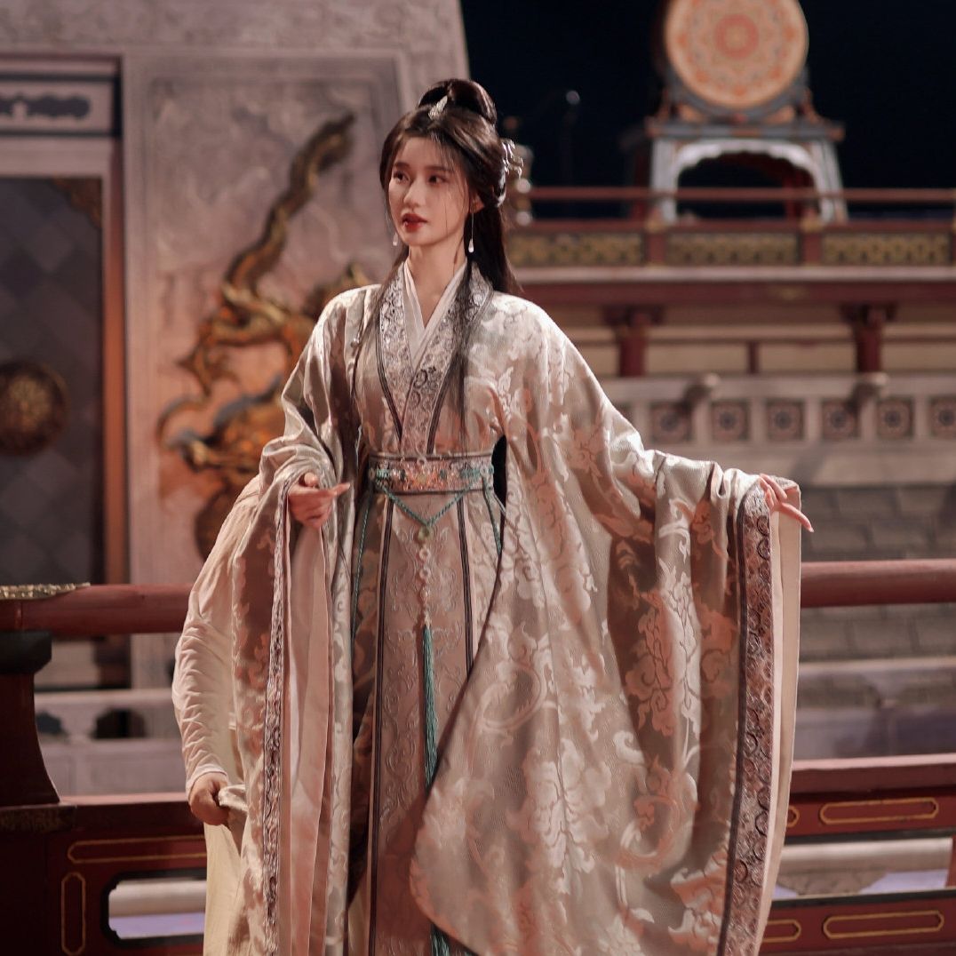 Winter Warmth in a Girls Hanfu Cape:The Splendor of Childish Elegance